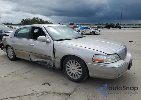 2005 Lincoln Town Car Signature Limited from USA, damaged, VIN 1LNHM82W35Y608624